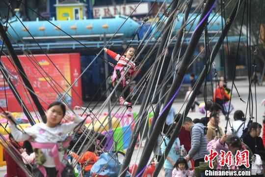 圖為眾多小孩正在游樂(lè)場(chǎng)玩耍?！￡惓?攝