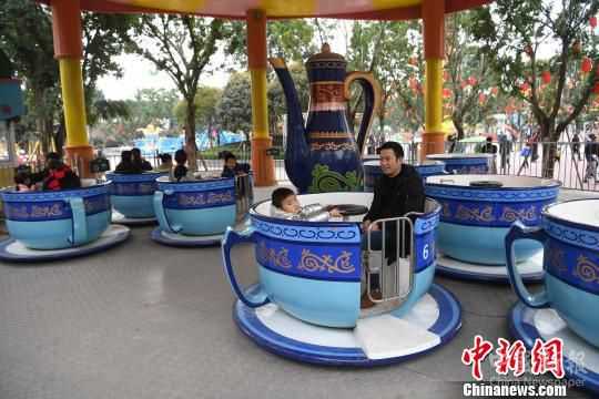 圖為不少市民正在游樂(lè)場(chǎng)玩耍?！￡惓?攝