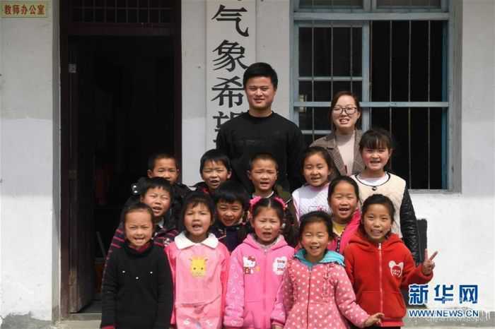 。在安徽省岳西縣青天鄉(xiāng)老鴨村上海氣象希望小學(xué)，“90后”陳偉和妻子黃曉青扎根大山深處，用心教育山里的孩子。陳偉和黃曉青的老家在安徽省懷寧縣小市鎮(zhèn)，2017年，他們通過考試成為老鴨村上海氣象希望小學(xué)的老師，從此以校為家，吃住都在學(xué)校?，F(xiàn)在，這對夫妻教師把兩個女兒也帶在身邊，上課時由陳偉的母親幫忙照看孩子。老鴨村上海氣象希望小學(xué)只有7名教師，夫妻倆除了自己負(fù)責(zé)的語文和數(shù)學(xué)主課以外，還要兼上音樂、體育等課程。陳偉告訴記者，山區(qū)小學(xué)缺少老師，他希望有更多的年輕老師到基層來。 “每天和學(xué)生們在一起，真的很快樂?！秉S曉青說。新華社記者 張端 攝