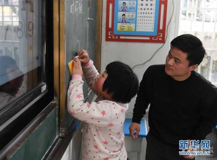 。在安徽省岳西縣青天鄉(xiāng)老鴨村上海氣象希望小學(xué)，“90后”陳偉和妻子黃曉青扎根大山深處，用心教育山里的孩子。陳偉和黃曉青的老家在安徽省懷寧縣小市鎮(zhèn)，2017年，他們通過考試成為老鴨村上海氣象希望小學(xué)的老師，從此以校為家，吃住都在學(xué)?！，F(xiàn)在，這對夫妻教師把兩個女兒也帶在身邊，上課時由陳偉的母親幫忙照看孩子。老鴨村上海氣象希望小學(xué)只有7名教師，夫妻倆除了自己負(fù)責(zé)的語文和數(shù)學(xué)主課以外，還要兼上音樂、體育等課程。陳偉告訴記者，山區(qū)小學(xué)缺少老師，他希望有更多的年輕老師到基層來。 “每天和學(xué)生們在一起，真的很快樂?！秉S曉青說。新華社記者 張端 攝