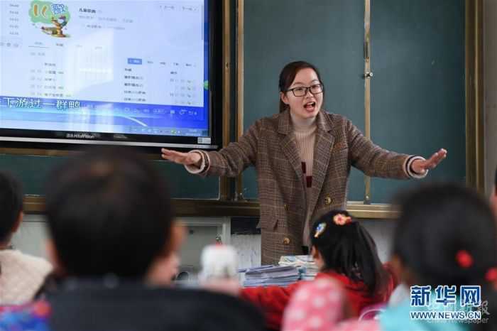 。在安徽省岳西縣青天鄉(xiāng)老鴨村上海氣象希望小學(xué)，“90后”陳偉和妻子黃曉青扎根大山深處，用心教育山里的孩子。陳偉和黃曉青的老家在安徽省懷寧縣小市鎮(zhèn)，2017年，他們通過考試成為老鴨村上海氣象希望小學(xué)的老師，從此以校為家，吃住都在學(xué)校?，F(xiàn)在，這對夫妻教師把兩個女兒也帶在身邊，上課時由陳偉的母親幫忙照看孩子。老鴨村上海氣象希望小學(xué)只有7名教師，夫妻倆除了自己負(fù)責(zé)的語文和數(shù)學(xué)主課以外，還要兼上音樂、體育等課程。陳偉告訴記者，山區(qū)小學(xué)缺少老師，他希望有更多的年輕老師到基層來。 “每天和學(xué)生們在一起，真的很快樂?！秉S曉青說。新華社記者 張端 攝