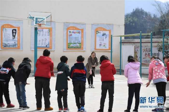 。在安徽省岳西縣青天鄉(xiāng)老鴨村上海氣象希望小學(xué)，“90后”陳偉和妻子黃曉青扎根大山深處，用心教育山里的孩子。陳偉和黃曉青的老家在安徽省懷寧縣小市鎮(zhèn)，2017年，他們通過考試成為老鴨村上海氣象希望小學(xué)的老師，從此以校為家，吃住都在學(xué)?！，F(xiàn)在，這對夫妻教師把兩個女兒也帶在身邊，上課時由陳偉的母親幫忙照看孩子。老鴨村上海氣象希望小學(xué)只有7名教師，夫妻倆除了自己負(fù)責(zé)的語文和數(shù)學(xué)主課以外，還要兼上音樂、體育等課程。陳偉告訴記者，山區(qū)小學(xué)缺少老師，他希望有更多的年輕老師到基層來。 “每天和學(xué)生們在一起，真的很快樂?！秉S曉青說。新華社記者 張端 攝