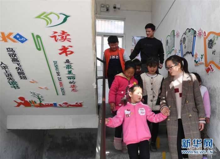 。在安徽省岳西縣青天鄉(xiāng)老鴨村上海氣象希望小學(xué)，“90后”陳偉和妻子黃曉青扎根大山深處，用心教育山里的孩子。陳偉和黃曉青的老家在安徽省懷寧縣小市鎮(zhèn)，2017年，他們通過考試成為老鴨村上海氣象希望小學(xué)的老師，從此以校為家，吃住都在學(xué)校?，F(xiàn)在，這對夫妻教師把兩個女兒也帶在身邊，上課時由陳偉的母親幫忙照看孩子。老鴨村上海氣象希望小學(xué)只有7名教師，夫妻倆除了自己負(fù)責(zé)的語文和數(shù)學(xué)主課以外，還要兼上音樂、體育等課程。陳偉告訴記者，山區(qū)小學(xué)缺少老師，他希望有更多的年輕老師到基層來。 “每天和學(xué)生們在一起，真的很快樂?！秉S曉青說。新華社記者 張端 攝