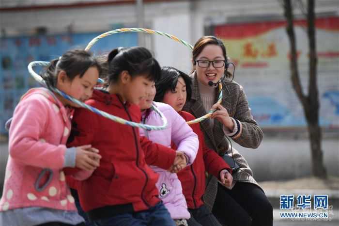 。在安徽省岳西縣青天鄉(xiāng)老鴨村上海氣象希望小學(xué)，“90后”陳偉和妻子黃曉青扎根大山深處，用心教育山里的孩子。陳偉和黃曉青的老家在安徽省懷寧縣小市鎮(zhèn)，2017年，他們通過考試成為老鴨村上海氣象希望小學(xué)的老師，從此以校為家，吃住都在學(xué)?！，F(xiàn)在，這對夫妻教師把兩個女兒也帶在身邊，上課時由陳偉的母親幫忙照看孩子。老鴨村上海氣象希望小學(xué)只有7名教師，夫妻倆除了自己負(fù)責(zé)的語文和數(shù)學(xué)主課以外，還要兼上音樂、體育等課程。陳偉告訴記者，山區(qū)小學(xué)缺少老師，他希望有更多的年輕老師到基層來。 “每天和學(xué)生們在一起，真的很快樂?！秉S曉青說。新華社記者 張端 攝