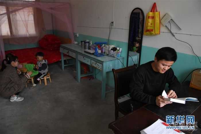 。在安徽省岳西縣青天鄉(xiāng)老鴨村上海氣象希望小學(xué)，“90后”陳偉和妻子黃曉青扎根大山深處，用心教育山里的孩子。陳偉和黃曉青的老家在安徽省懷寧縣小市鎮(zhèn)，2017年，他們通過考試成為老鴨村上海氣象希望小學(xué)的老師，從此以校為家，吃住都在學(xué)?！，F(xiàn)在，這對夫妻教師把兩個女兒也帶在身邊，上課時由陳偉的母親幫忙照看孩子。老鴨村上海氣象希望小學(xué)只有7名教師，夫妻倆除了自己負(fù)責(zé)的語文和數(shù)學(xué)主課以外，還要兼上音樂、體育等課程。陳偉告訴記者，山區(qū)小學(xué)缺少老師，他希望有更多的年輕老師到基層來。 “每天和學(xué)生們在一起，真的很快樂?！秉S曉青說。新華社記者 張端 攝