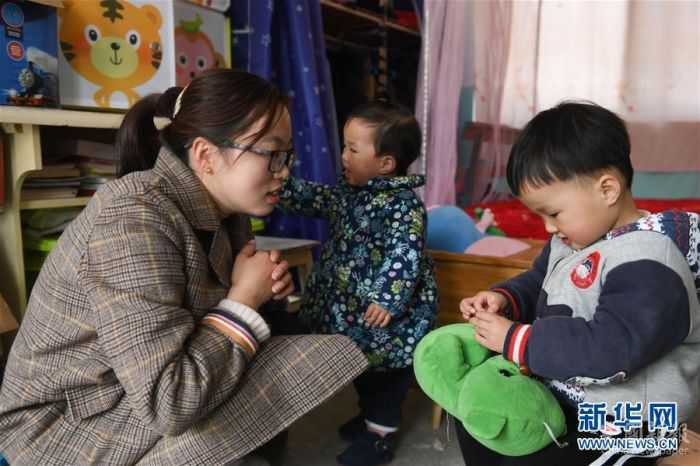 。在安徽省岳西縣青天鄉(xiāng)老鴨村上海氣象希望小學(xué)，“90后”陳偉和妻子黃曉青扎根大山深處，用心教育山里的孩子。陳偉和黃曉青的老家在安徽省懷寧縣小市鎮(zhèn)，2017年，他們通過考試成為老鴨村上海氣象希望小學(xué)的老師，從此以校為家，吃住都在學(xué)校?，F(xiàn)在，這對夫妻教師把兩個女兒也帶在身邊，上課時由陳偉的母親幫忙照看孩子。老鴨村上海氣象希望小學(xué)只有7名教師，夫妻倆除了自己負(fù)責(zé)的語文和數(shù)學(xué)主課以外，還要兼上音樂、體育等課程。陳偉告訴記者，山區(qū)小學(xué)缺少老師，他希望有更多的年輕老師到基層來。 “每天和學(xué)生們在一起，真的很快樂?！秉S曉青說。新華社記者 張端 攝