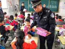 懷化南站派出所組織開(kāi)展愛(ài)車(chē)護(hù)路宣傳活動(dòng)