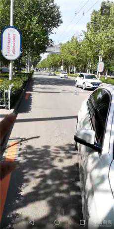 保定朝陽(yáng)南大街:20公分的坑 顛斷了寶馬車(chē)的輪轂