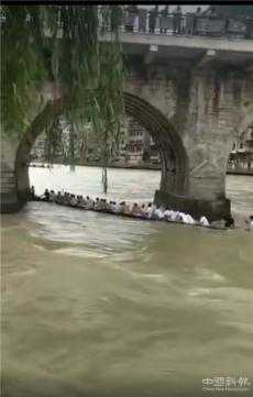 突發(fā)！貴州鎮(zhèn)遠(yuǎn)縣龍舟訓(xùn)練船不慎翻船 致1人失聯(lián)多人受傷