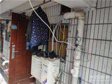 ?長(zhǎng)沙一小區(qū)陽(yáng)臺(tái)下水管堵塞 業(yè)主160平方房子地板被浸壞