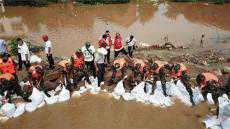 河水倒灌威脅3000村民 武警官兵鏖戰(zhàn)19小時(shí)成功封堵