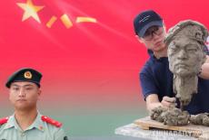 八一建軍節(jié) 中國美術(shù)館為駐館武警戰(zhàn)士塑像