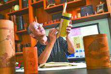 精心創(chuàng)作竹雕工藝品