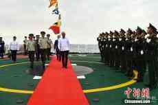 菲國(guó)防部長(zhǎng)洛倫扎納參觀中國(guó)海警5204艦