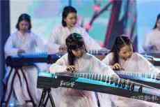 青年古箏演奏家謝琴霞參加跨國(guó)春晚錄制