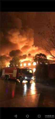 突發(fā)！長沙縣一包裝公司倉庫起火 傷亡情況不明