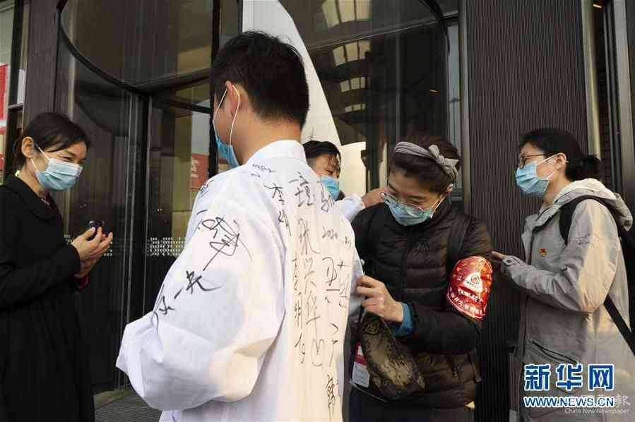 （聚焦疫情防控）（2）向最可愛的人要簽名！