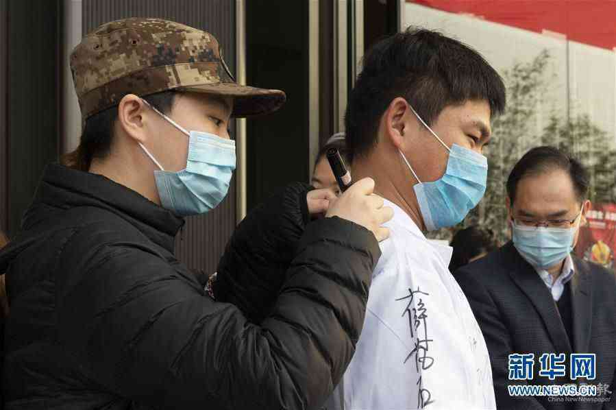 （聚焦疫情防控）（1）向最可愛的人要簽名！