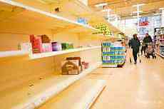 英國推升級(jí)版防疫措施：關(guān)閉大部分商店 禁止集會(huì)三周