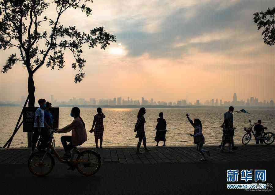 (在習近平新時代中國特色社會主義思想指引下——新時代新作為新篇章·習近平總書記關(guān)切事·圖文互動)(10)疫情防控不減壓 復工復產(chǎn)正加速——武漢“解封”滿月觀察