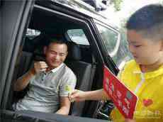 沅江市小學(xué)生走上街道參加禁煙宣傳活動