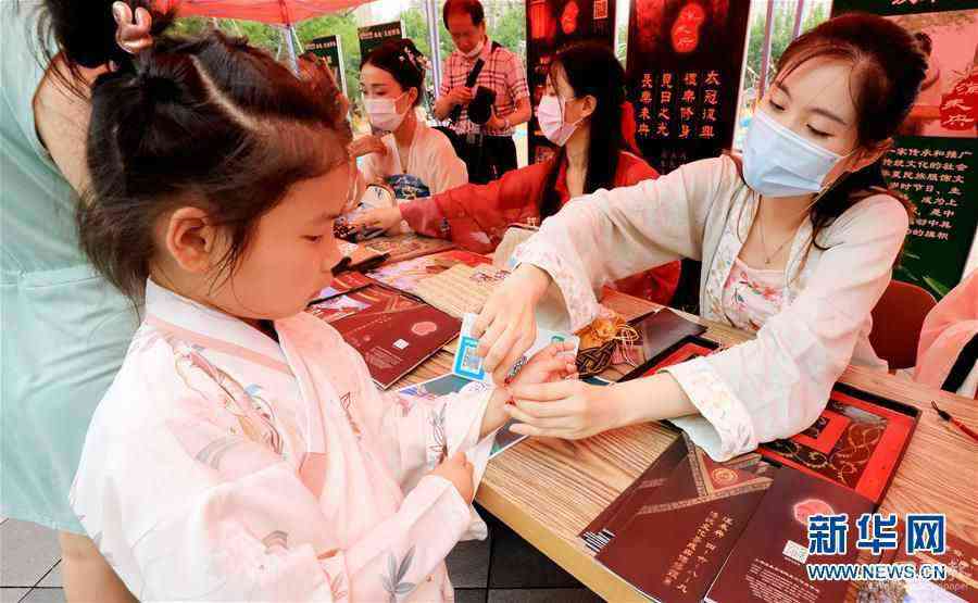 （新華全媒頭條·圖文互動）（7）線上線下消費(fèi)升溫 文旅活動邁上“云端”——端午假期透視我國經(jīng)濟(jì)高質(zhì)量發(fā)展新動力