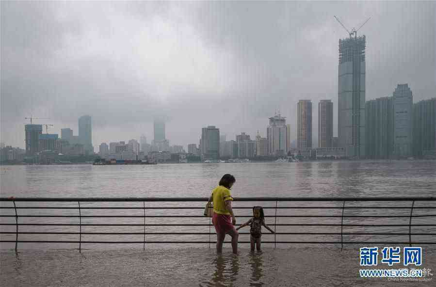 (防汛抗洪)(1)長江中下游干流控制站陸續(xù)突破警戒水位