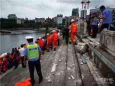 貴州安順一輛載有學(xué)生大巴車沖進(jìn)水庫 目前傷亡情況不明