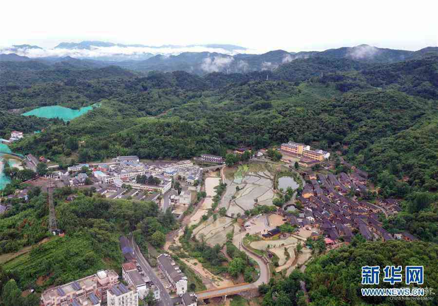 （新華全媒頭條·走向我們的小康生活·圖文互動(dòng)）（1）大山深處有“新家”——大別山村繪出現(xiàn)代版“富春山居圖”