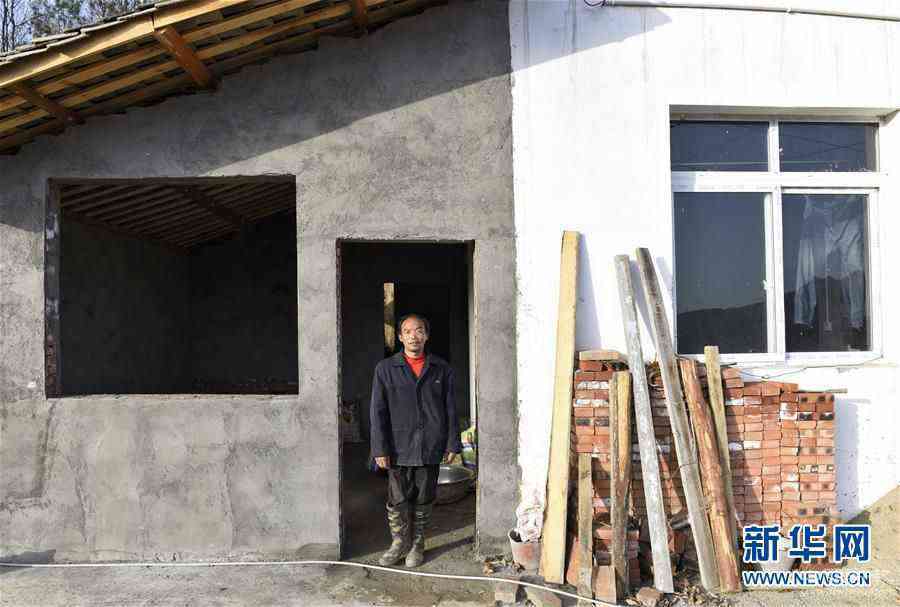 （新華全媒頭條·走向我們的小康生活·圖文互動(dòng)）（6）奮斗繪就“新天府”——川蜀大地干群“戰(zhàn)貧”軌跡掃描