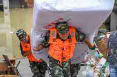 重慶災(zāi)情多點爆發(fā)，武警官兵多線救援