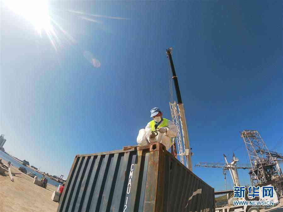 （國(guó)際·圖文互動(dòng)）（4）通訊：穿行在廢墟間的五星紅旗——記中國(guó)維和官兵貝魯特港災(zāi)后援助行動(dòng)