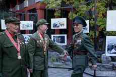 各地高校聯(lián)合舉辦公益攝影展 致敬“最可愛(ài)的人”