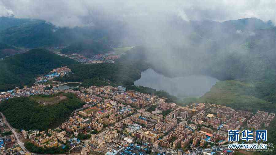 （新華全媒頭條·圖文互動(dòng)）（14）擘畫(huà)新藍(lán)圖 開(kāi)啟新征程——寫(xiě)在黨的十九屆五中全會(huì)召開(kāi)之際