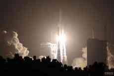 長征五號(hào)遙五運(yùn)載火箭將嫦娥五號(hào)探測器發(fā)射升空