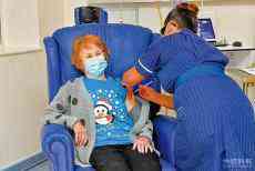 英國啟動(dòng)疫苗計(jì)劃 90歲老嫗成首位接受注射者