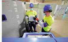 美國首批疫苗出廠兵分兩路運(yùn)往145地 今日開始注射