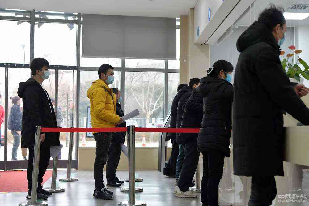 2021年1月4日，在江西省人民醫(yī)院紅谷灘院區(qū)，前來接種新冠疫苗的人員排隊登記。