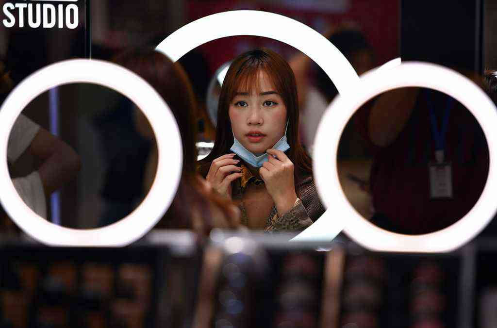 1月7日，顧客在?？谌赵聫V場免稅店選購口紅。