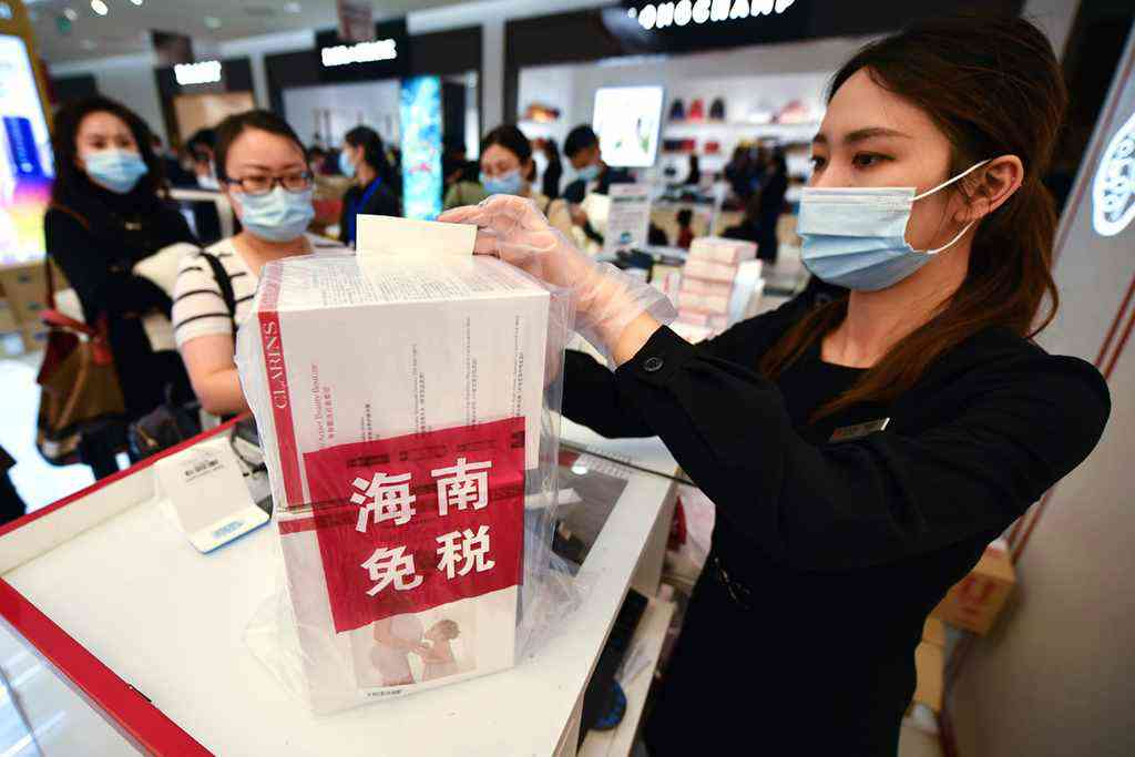 1月7日，?？谌赵聫V場免稅店的工作人員在打包免稅品。