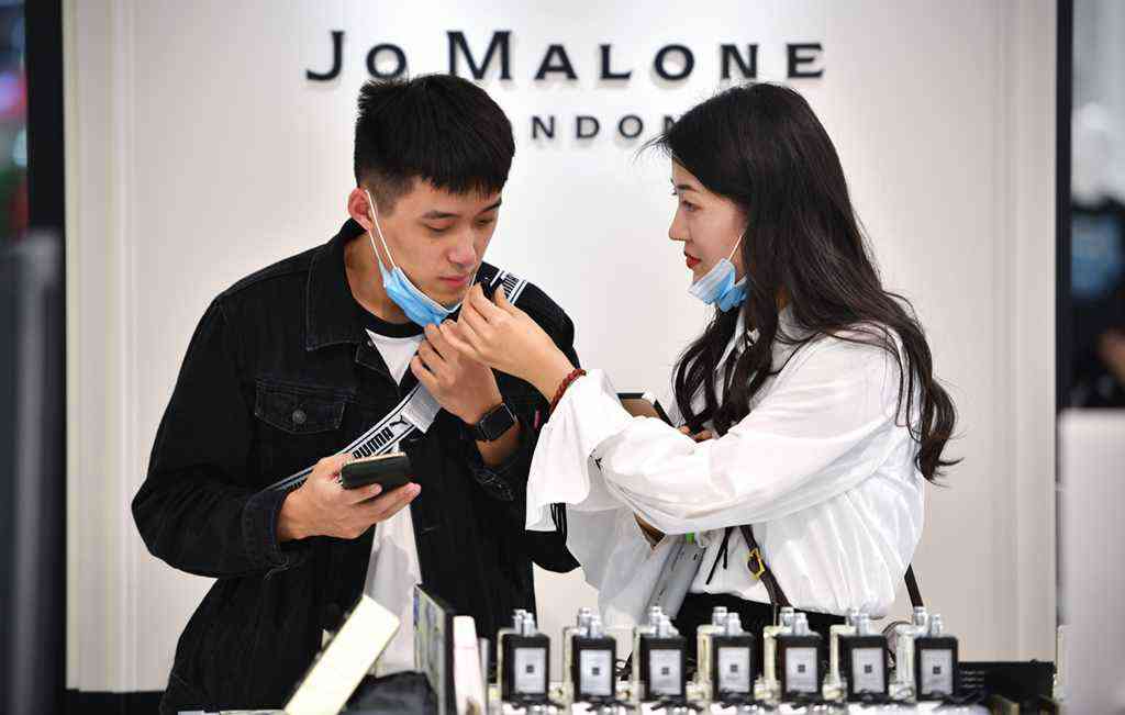 1月7日 ，顧客在?？谌赵聫V場免稅店選購香水。