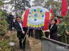 沿著革命先輩的紅色足跡前進(jìn)