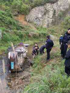 【我為群眾辦實(shí)事】車輛側(cè)翻溪溝  過(guò)路民警及時(shí)施救