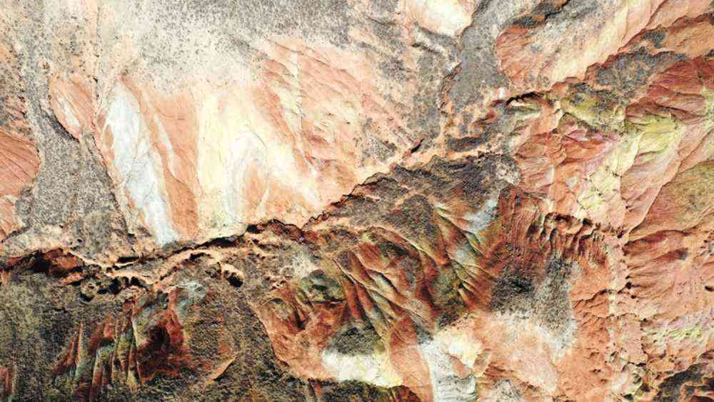 這是4月5日拍攝的蘭州水墨丹霞景區(qū)（無(wú)人機(jī)照片）。新華社記者 陳斌 攝