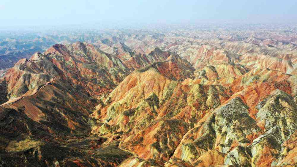 這是4月5日拍攝的蘭州水墨丹霞景區(qū)（無(wú)人機(jī)照片）。新華社記者 陳斌 攝