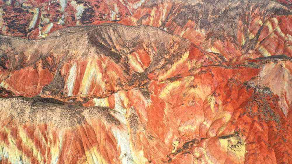 這是4月5日拍攝的蘭州水墨丹霞景區(qū)（無(wú)人機(jī)照片）。新華社記者 陳斌 攝