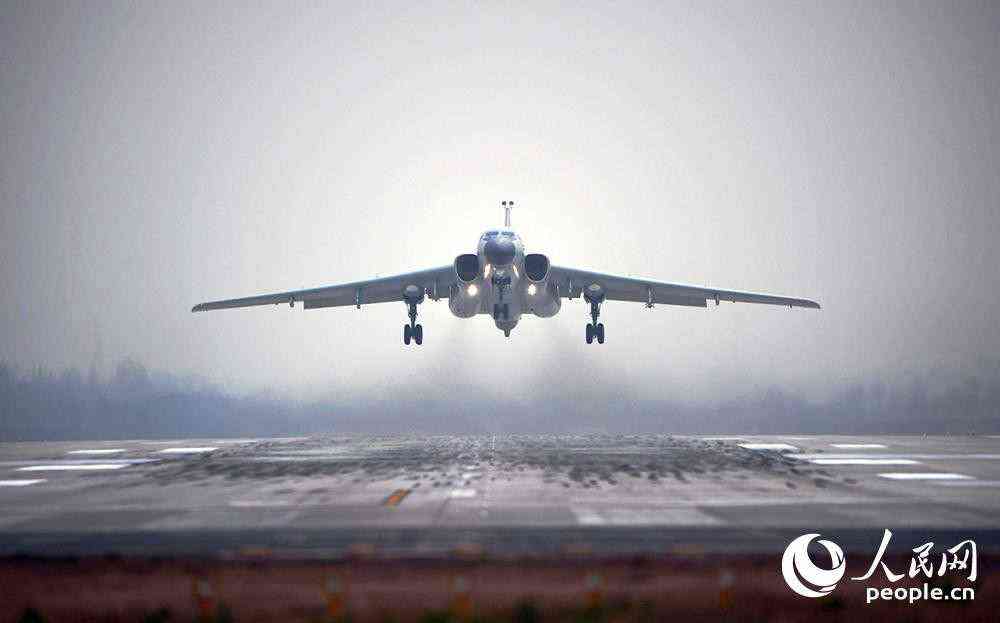 戰(zhàn)機(jī)呼嘯升空。