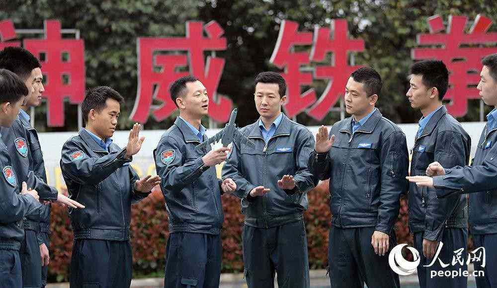 飛行員開展戰(zhàn)術(shù)戰(zhàn)法研究。