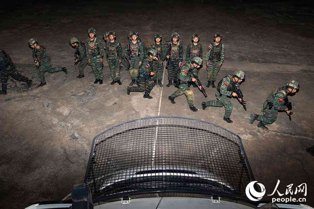 武警廣西總隊(duì)賀州支隊(duì)特戰(zhàn)分隊(duì)特戰(zhàn)隊(duì)員出動(dòng)。