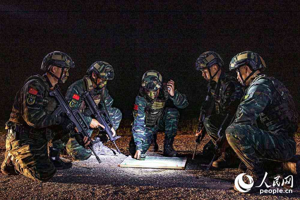 特戰(zhàn)隊(duì)員制定作戰(zhàn)方案。